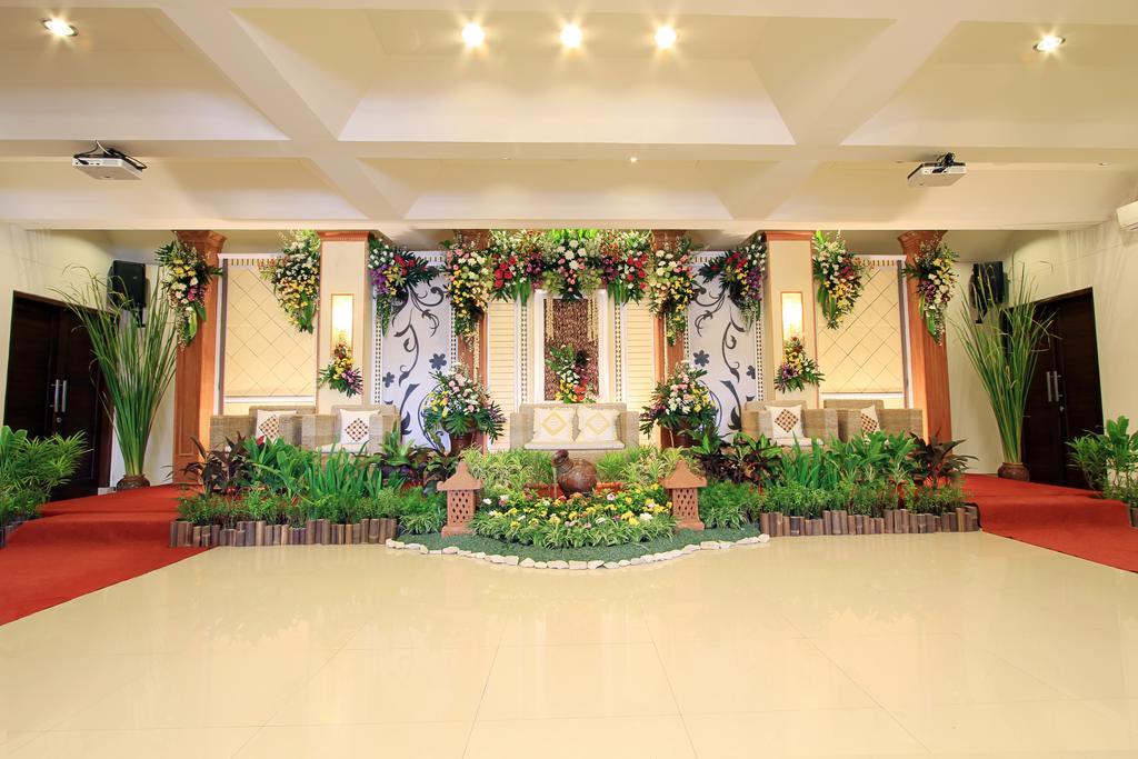 Maesa Hotel Ponorogo Exterior photo