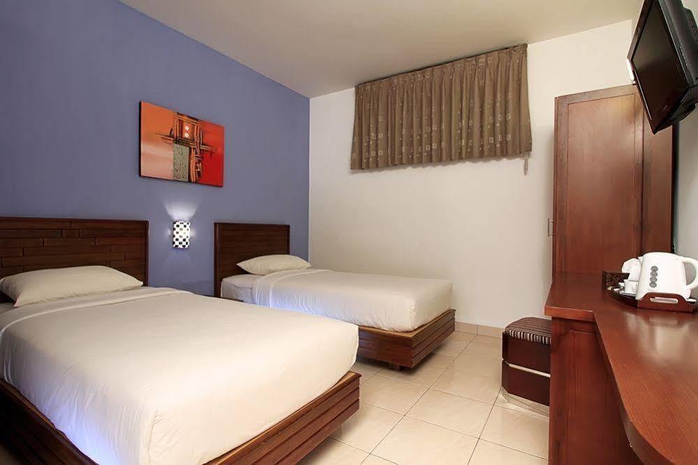 Maesa Hotel Ponorogo Exterior photo